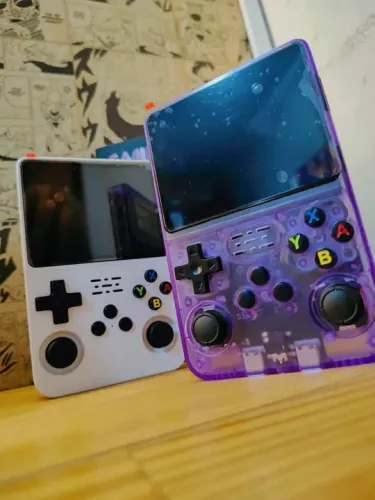 Console portátil R36s (15 mil jogos)