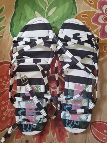 Rasteirinha gladiadora com tiras perfumadas Petit Jolie - Tamanho 36