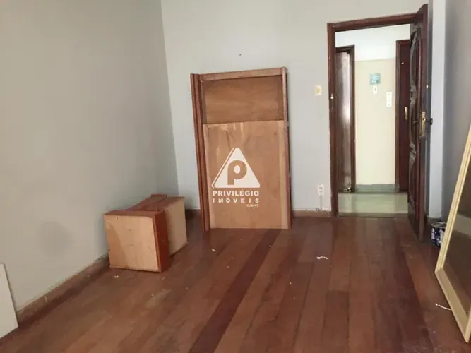 Na Glória: excelente apartamento de 2 quartos, com dependências, próximo ao Metrô.