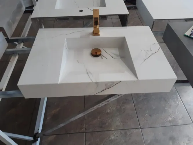 Lavatório de porcelanato