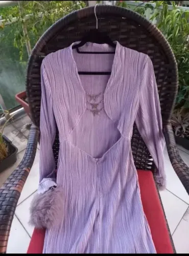 Vestido de festa. Com detalhes nas mangas glamuroso.