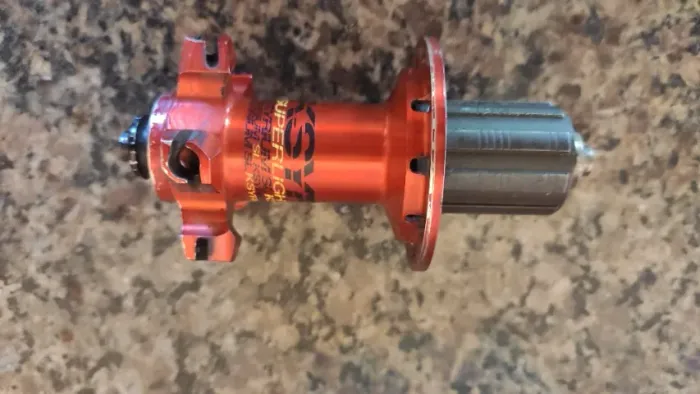 CUBO TRASEIRO MAVIC KSYRIUM SL ULTRALIGHT VERMELHO COM FREEHUB