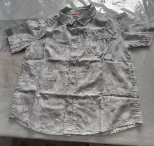 Uma camisa floral  tamanho  6 anos 