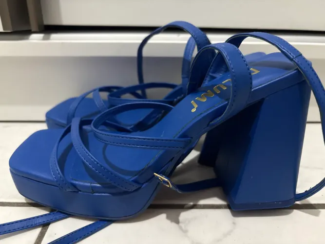 Sandália Dalumi tam. 34, cor azul