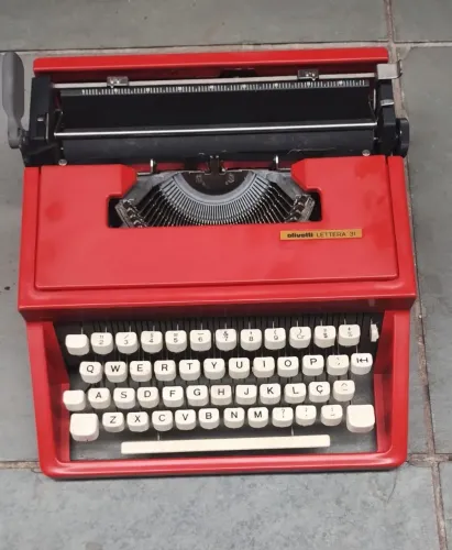 Maquina de escrever Olivetti Lettera 31