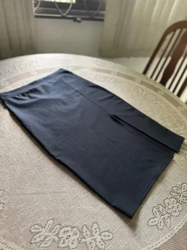 Saia Midi Preta com Fenda Lateral