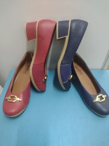 2 sapatos Usaflex n.34 em ótimo estado, calça 35 também, 23 cm