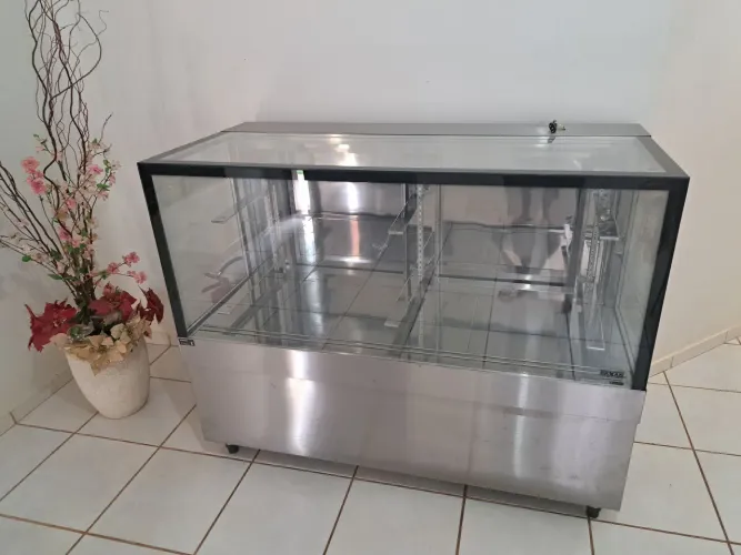 Vitrines refrigeradas para exposição de alimentos