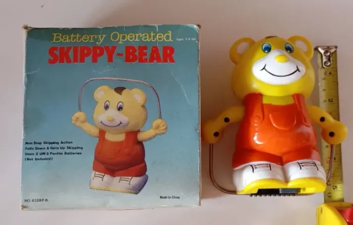 ( Leia ) Ursinho Eletrônico Skippy Bear Pula Corda Anos 80