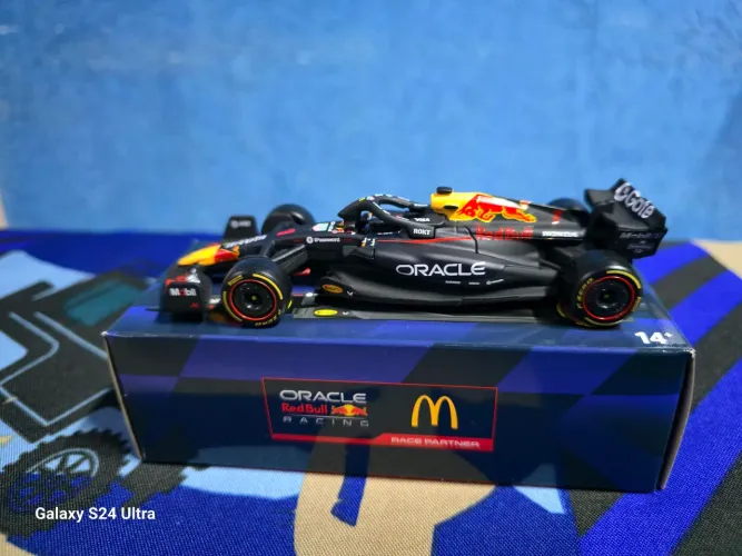 Carrinho F1 Mc Donalds Red Bull