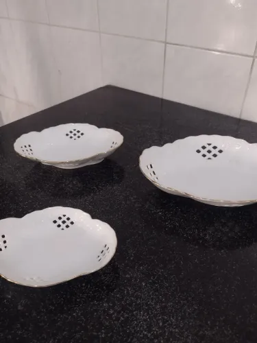 Vendo três lindas petisqueiras antigas de porcelana com frisos de ouro