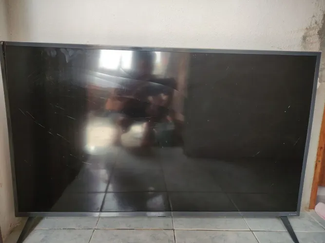 TV LG com tela danificada - Ótimo preço!
