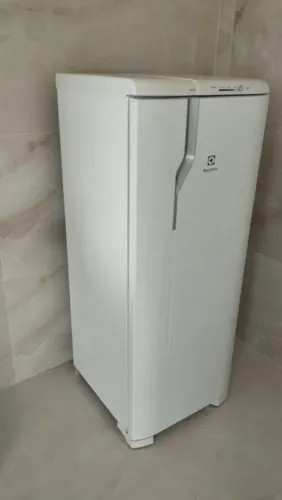 VENDO  geladeira em perfeito funcionamento 