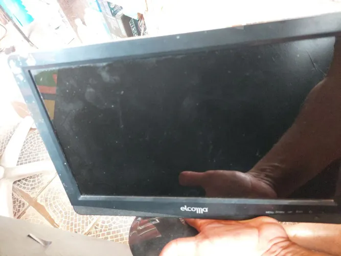 Monitor Elcoma  15,6 "  110/220 telas HD, conexões VGA/DVi e Áudio 