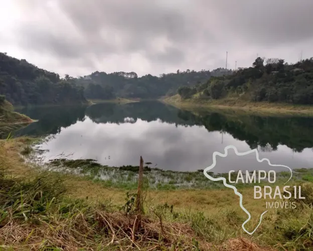 ÓTIMA CHÁCARA 15.000 M², ESCRITURADA, BEIRA DE REPRESA EM JAMBEIRO!