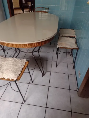 Mesa oval e 6 banquetas