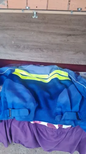 Jaqueta Azul com Detalhes Amarelos