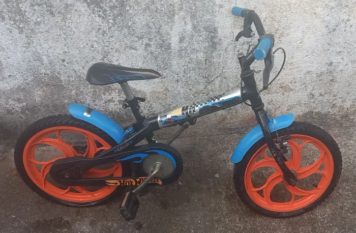 Bicicleta caloi hotweels aro 16