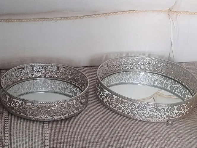 Kit bandejas decorativas redondas em metal com espelho interno e pés 