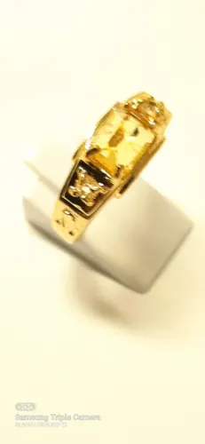 Anel de formatura banhado a Ouro com Pedra Amarela com emblema prata
