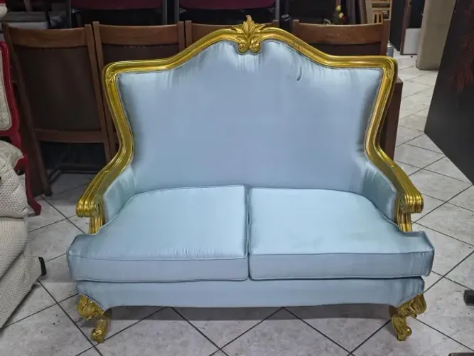 Sofa estilo Luis XVI linha retro em madeira maciça ebanizado em dourado