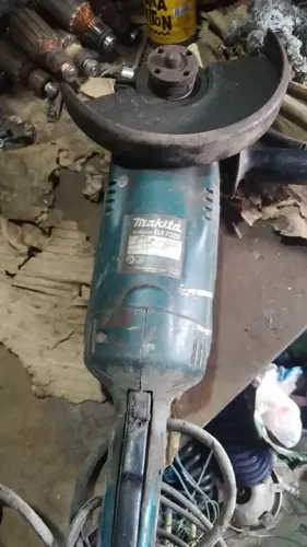 Esmerilhadeira Makita com defeito