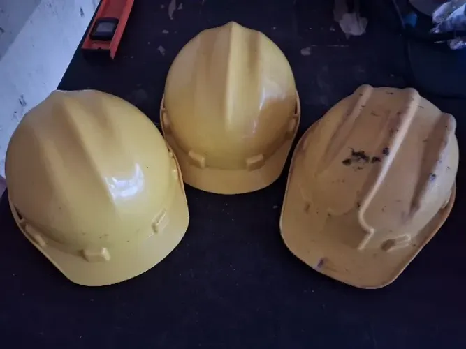 3 Capacetes OFERTA! Classe A, de obra, sem aranha .