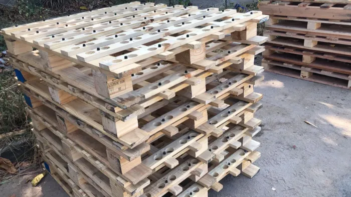 Pallets de Madeira com Furos - Ideal para Exposição