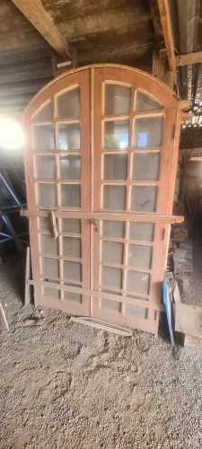 Portas antigas de madeira com vidros