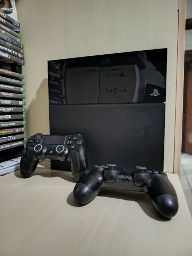 PS4 com 2 controles e 3 meses de garantia