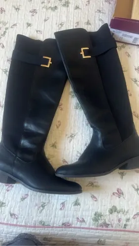Botas femininas pretas com detalhes dourados
