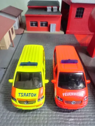 MINIATURAS VOLKSWAGEN MULTIVAN T5 - SIKU 1460 & 1070 - Esc.. 1/55 
