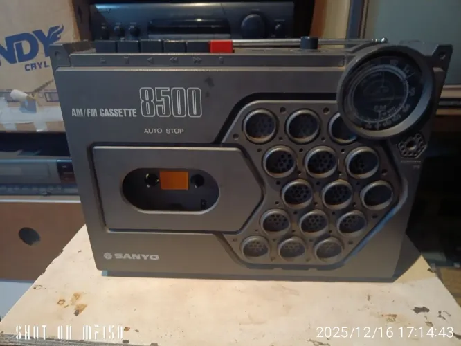 Vendo rádio sanyo antigo está ligando mais não funciona