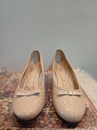 Scarpin Beira Rio nude semi-novo ,com detalhe de laço , tam.37.