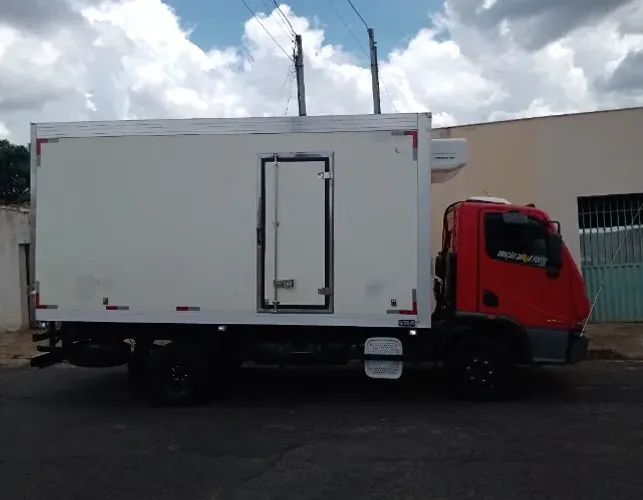 Caminhão camara fria (gancheira)