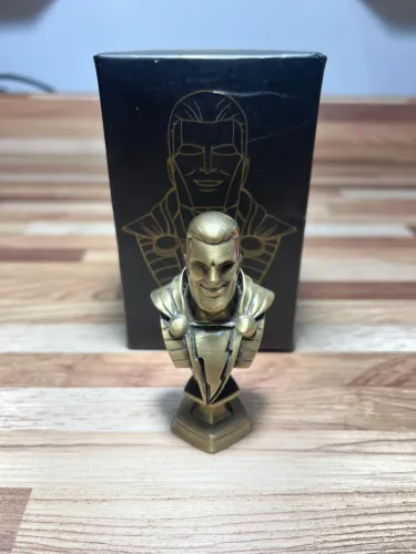 Busto Shazam Omelete box