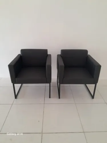 Poltrona em courino preto  