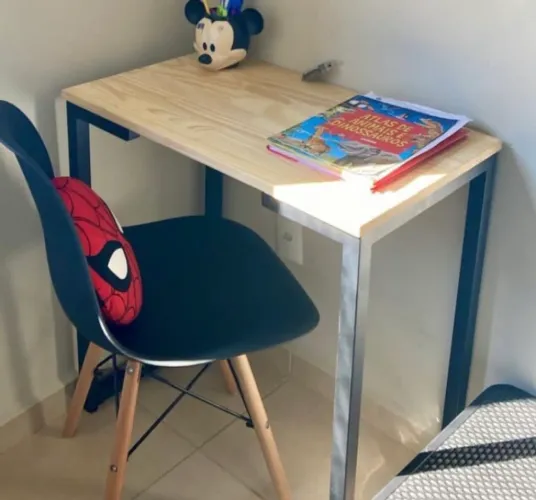 Mesa de estudo em madeira com estrutura de metal