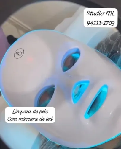 Limpeza de pele com máscara de LED