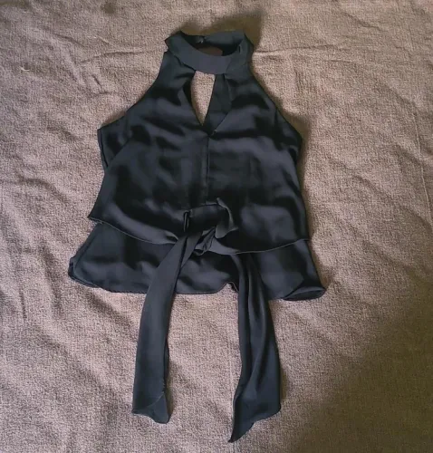 Blusa preta com amarração