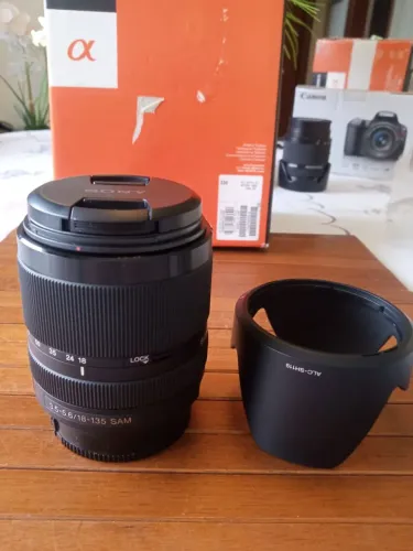 Câmera Sony SLT-A77V e conjuntos de lentes.