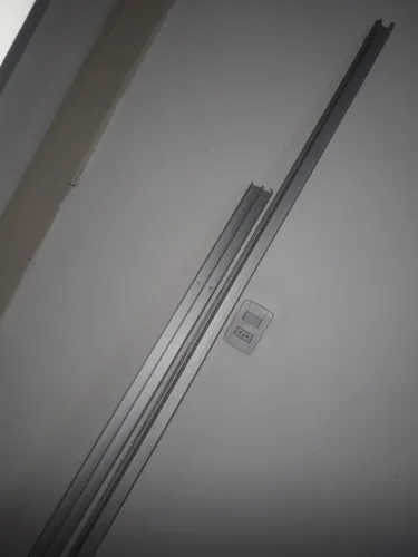 Trilho de alumínio para porta de correr de roupeiro
