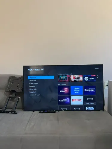 Tv 43 polegadas Full HD AOC Roku tv + suporte articulado parede