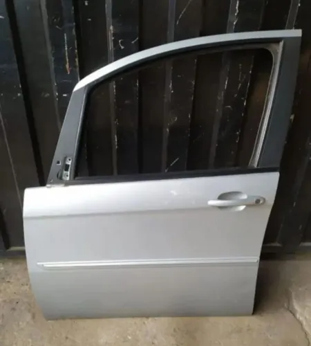 Porta dianteira esquerda Fiat Idea.