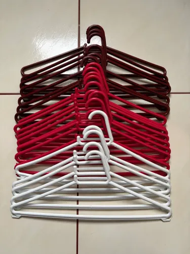 21 cabides de plástico