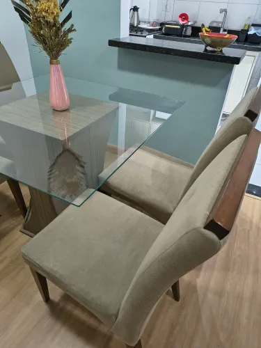 Mesa tampo de vidro com 4 cadeiras