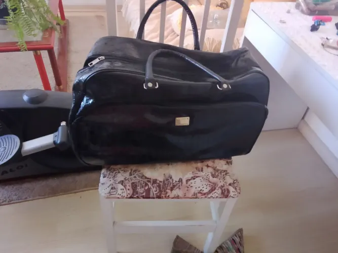 Vendo bolsa grande p viagem em verniz