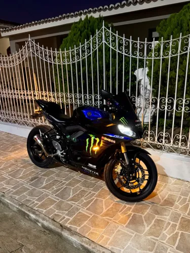 Yamaha R3 Monster 2022 muito nova, repleta de acessórios e baixo KM. Moto extra!!