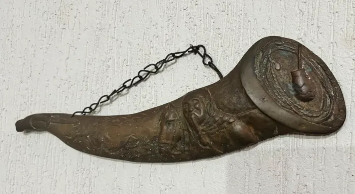 Antigo Polvorinho Decorativo Em Bronze Maciço Tema Gaúcho