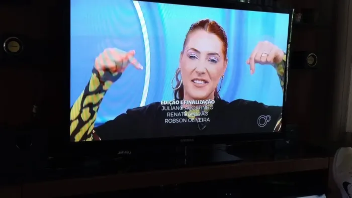 Tv 50" . Não é smart. 7 anos de uso. Desocupar lugar
